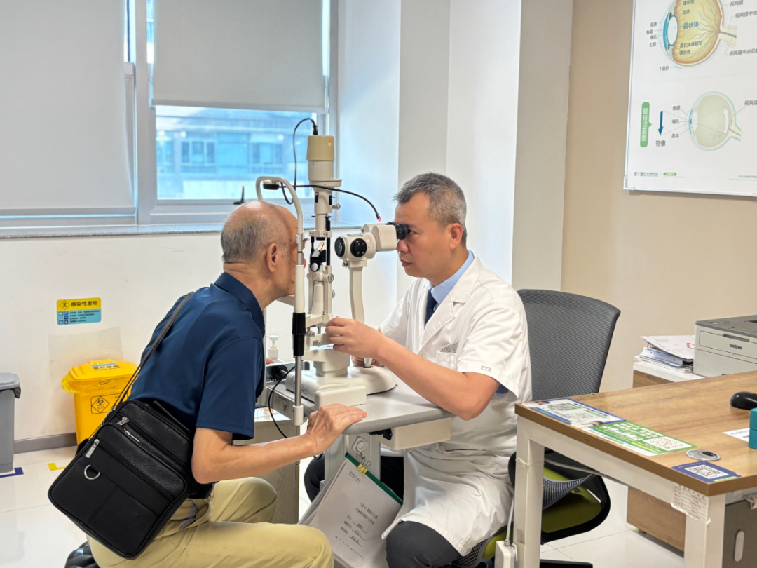 口碑见证实力！外院白内障术后遇难题，患者赠锦旗点赞林晓峰院长！